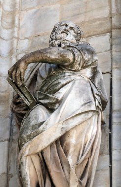 Milano Katedrali'ne, Duomo di Santa Maria Nascente, Milan, Lombardiya, İtalya'nın üzerinde aziz heykeli