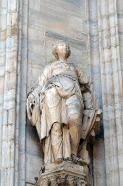 Milano Katedrali'ne, Duomo di Santa Maria Nascente, Milan, Lombardiya, İtalya'nın üzerinde aziz heykeli