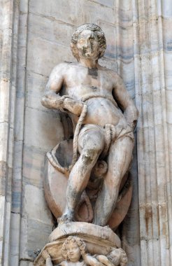Milano Katedrali'ne, Duomo di Santa Maria Nascente, Milan, Lombardiya, İtalya'nın üzerinde aziz heykeli