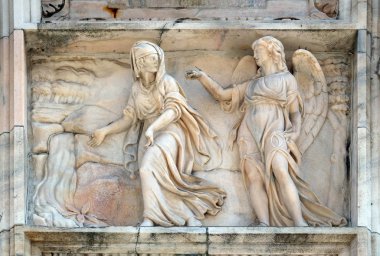 Milano Katedrali'ne, Duomo di Santa Maria Nascente, Milan, Lombardiya, İtalya cephesinde mermer kabartma