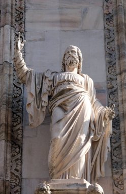 Havari, heykelin Milano Katedrali'ne, Duomo di Santa Maria Nascente, Milan, Lombardiya, İtalya'nın üzerine