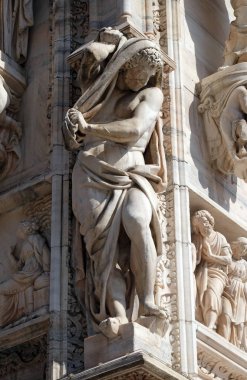 Milano Katedrali'ne, Duomo di Santa Maria Nascente, Milan, Lombardiya, İtalya ana cephesi destekleyen atlantes