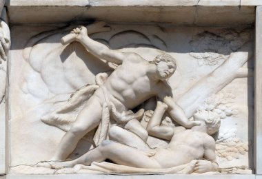 Cain öldürme Abel, Milano Katedrali'ne cephesinde mermer kabartma, Duomo di Santa Maria Nascente, Milan, Lombardiya, İtalya