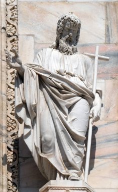 Milano Katedrali'ne, Duomo di Santa Maria Nascente, Milan, Lombardiya, İtalya'nın Saint Andrew heykele