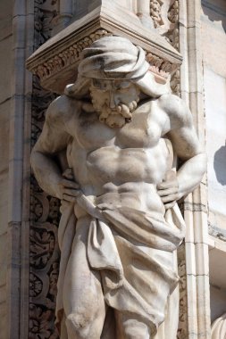 Milano Katedrali'ne, Duomo di Santa Maria Nascente, Milan, Lombardiya, İtalya ana cephesi destekleyen atlantes