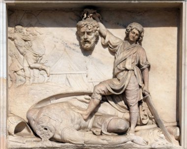 David Goliath kafa ile mermer cephe üzerinde kabartma Milano Katedrali'ne, Duomo di Santa Maria Nascente, Milan, Lombardiya, İtalya