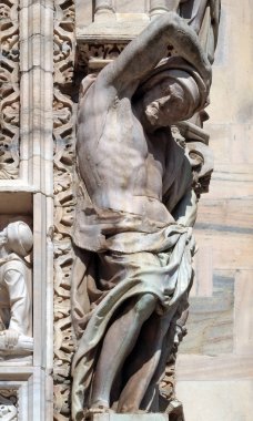 Milano Katedrali'ne, Duomo di Santa Maria Nascente, Milan, Lombardiya, İtalya ana cephesi destekleyen atlantes