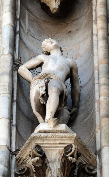 Estatua Santo Fachada Catedral Milán Duomo Santa Maria Nascente Milán —  Fotos de Stock