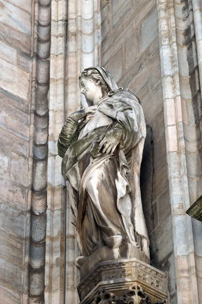 Άγαλμα Του Αγίου Στην Πρόσοψη Του Καθεδρικός Ναός Duomo Santa — Φωτογραφία Αρχείου