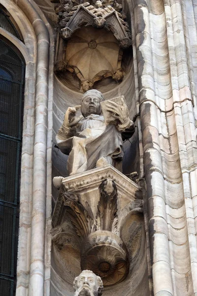 Estátua Santo Fachada Catedral Milão Duomo Santa Maria Nascente Milão — Fotografia de Stock