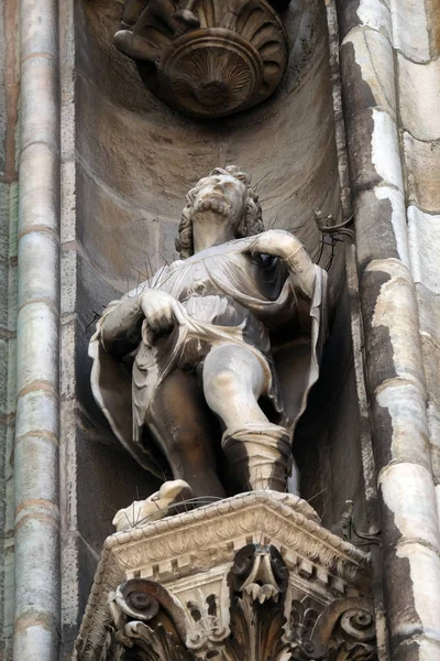 Standbeeld Van Saint Gevel Van Milaan Kathedraal Duomo Santa Maria — Stockfoto