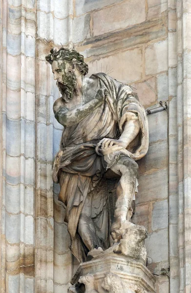 Статуя Святого Фасаді Міланського Собору Дуомо Санта Марія Nascente Мілан — стокове фото
