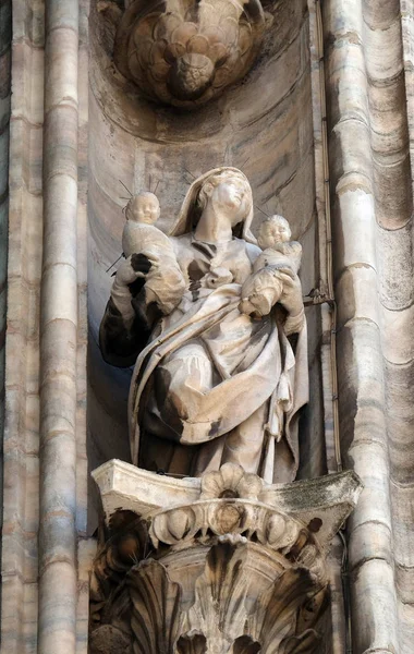 Statue Saint Facaden Milano Katedral Duomo Santa Maria Nascente Milano - Stock-foto