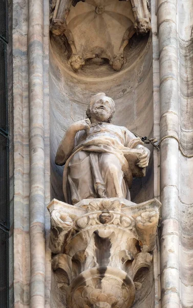 Standbeeld Van Saint Gevel Van Milaan Kathedraal Duomo Santa Maria — Stockfoto