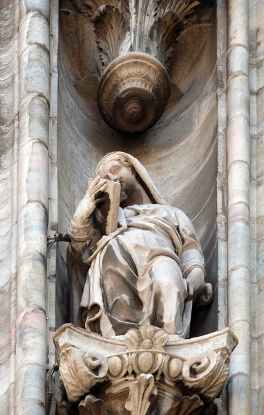 ミラノの大聖堂 ドゥオーモ サンタ マリア ナセンテ ミラノ ロンバルディア州 イタリアのファサードに聖人の像 — ストック写真