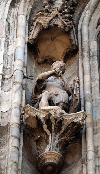 Estátua Santo Fachada Catedral Milão Duomo Santa Maria Nascente Milão — Fotografia de Stock