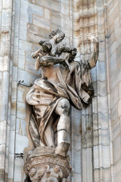 Estátua São Cristóvão Fachada Catedral Milão Duomo Santa Maria Nascente — Fotografia de Stock