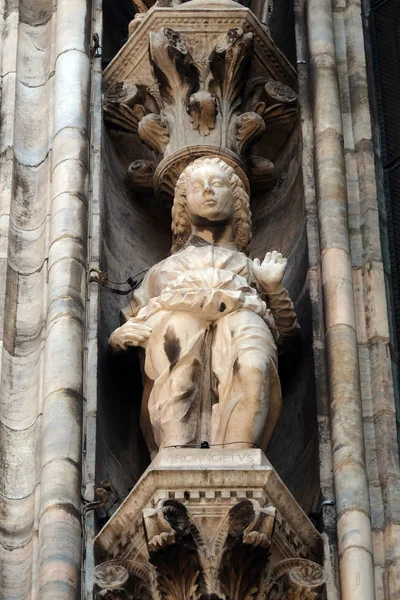 Estatua Santo Fachada Catedral Milán Duomo Santa Maria Nascente Milán — Foto de Stock