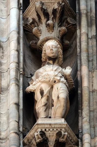 Standbeeld Van Saint Gevel Van Milaan Kathedraal Duomo Santa Maria — Stockfoto