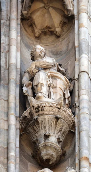 Standbeeld Van Saint Gevel Van Milaan Kathedraal Duomo Santa Maria — Stockfoto