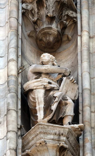 Estátua Santo Fachada Catedral Milão Duomo Santa Maria Nascente Milão — Fotografia de Stock