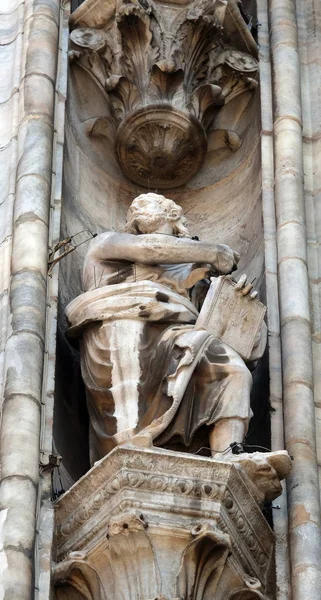 Estatua Santo Fachada Catedral Milán Duomo Santa Maria Nascente Milán — Foto de Stock