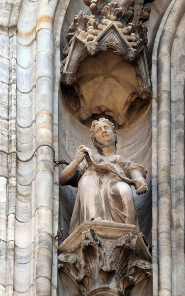 Standbeeld Van Saint Gevel Van Milaan Kathedraal Duomo Santa Maria — Stockfoto