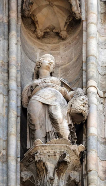 Standbeeld Van Saint Gevel Van Milaan Kathedraal Duomo Santa Maria — Stockfoto