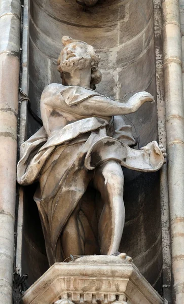 Άγαλμα Του Αγίου Στην Πρόσοψη Του Καθεδρικός Ναός Duomo Santa — Φωτογραφία Αρχείου