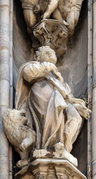 Estátua Santo Fachada Catedral Milão Duomo Santa Maria Nascente Milão — Fotografia de Stock