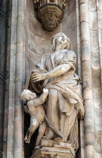 Standbeeld Van Saint Gevel Van Milaan Kathedraal Duomo Santa Maria — Stockfoto