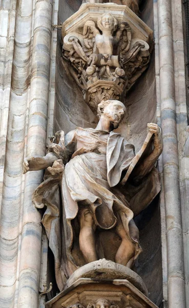 Estatua Santo Fachada Catedral Milán Duomo Santa Maria Nascente Milán —  Fotos de Stock