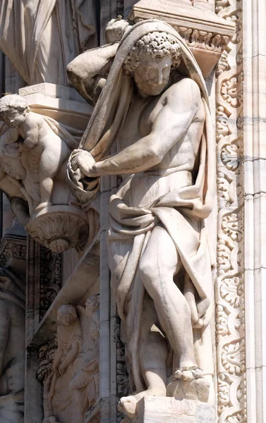 Atlantes Apoyando Fachada Principal Catedral Milán Duomo Santa Maria Nascente — Foto de Stock