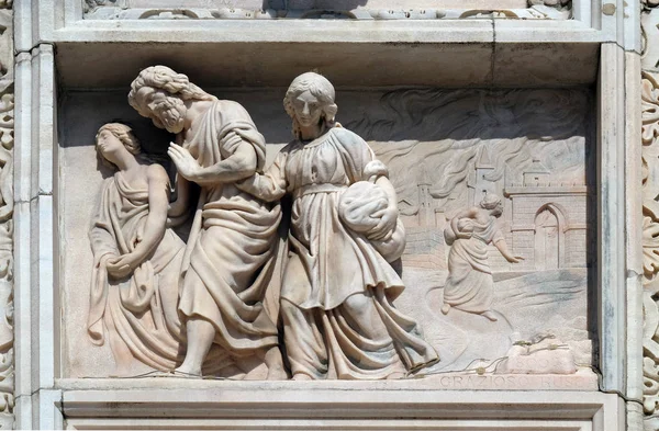 罗得和他的女儿们逃离了意大利的米兰大教堂 圣玛丽亚纳森大教堂的正面大理石浮雕 — 图库照片