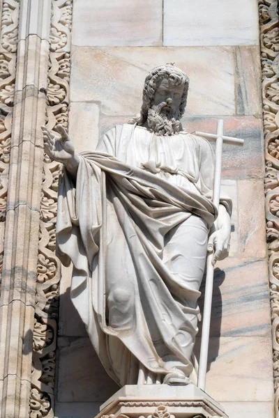 Estatua San Andrés Fachada Catedral Milán Duomo Santa Maria Nascente —  Fotos de Stock