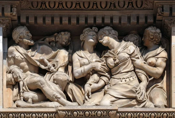 Ester Rey Asuero Relieve Mármol Fachada Catedral Milán Duomo Santa — Foto de Stock