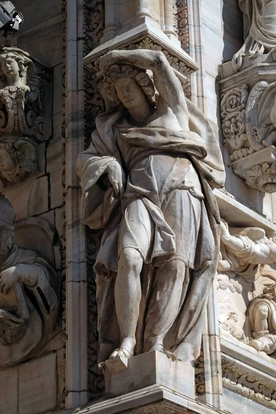 Atlantes Apoyando Fachada Principal Catedral Milán Duomo Santa Maria Nascente — Foto de Stock
