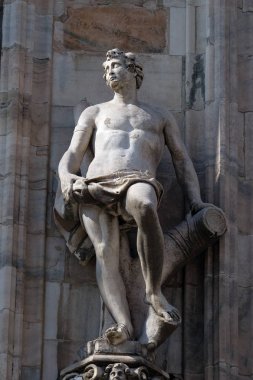 Milano Katedrali'ne, Duomo di Santa Maria Nascente, Milan, Lombardiya, İtalya'nın üzerinde aziz heykeli