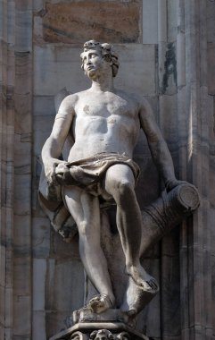 Milano Katedrali'ne, Duomo di Santa Maria Nascente, Milan, Lombardiya, İtalya'nın üzerinde aziz heykeli