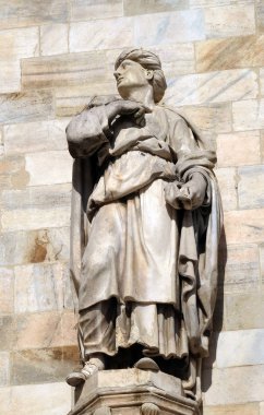 Milano Katedrali'ne, Duomo di Santa Maria Nascente, Milan, Lombardiya, İtalya'nın üzerinde aziz heykeli