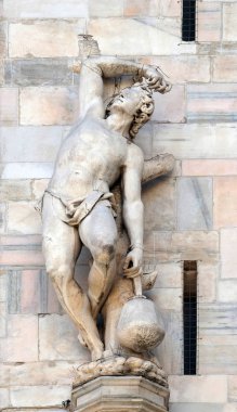 Milano Katedrali'ne, Duomo di Santa Maria Nascente, Milan, Lombardiya, İtalya'nın üzerinde aziz heykeli