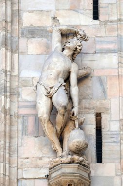 Milano Katedrali'ne, Duomo di Santa Maria Nascente, Milan, Lombardiya, İtalya'nın üzerinde aziz heykeli