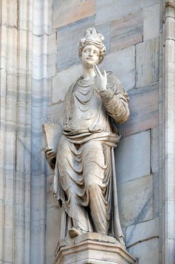 Milano Katedrali'ne, Duomo di Santa Maria Nascente, Milan, Lombardiya, İtalya'nın üzerinde aziz heykeli