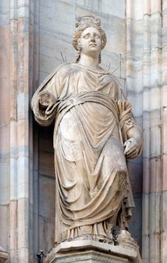 Milano Katedrali'ne, Duomo di Santa Maria Nascente, Milan, Lombardiya, İtalya'nın üzerinde aziz heykeli