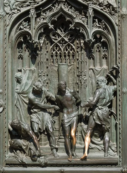 Flagelación Cristo Detalle Puerta Principal Bronce Catedral Milán Duomo Santa — Foto de Stock
