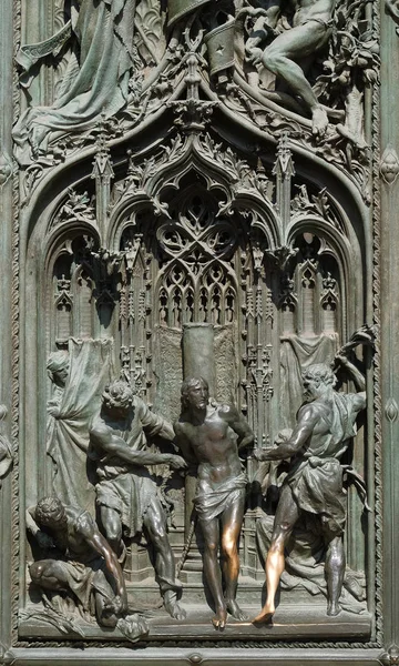 Flagelación Cristo Detalle Puerta Principal Bronce Catedral Milán Duomo Santa — Foto de Stock