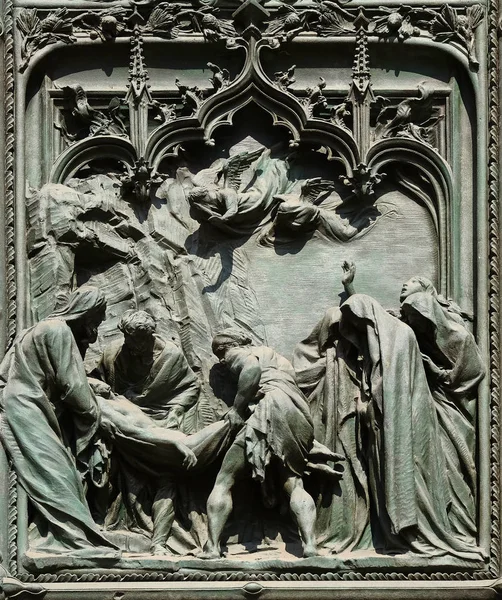 Jesús Está Colocado Tumba Detalle Puerta Principal Bronce Catedral Milán — Foto de Stock
