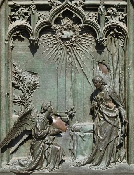 Zwiastowania Najświętszej Maryi Panny Szczegółowo Główne Brązu Drzwi Katedry Mediolanie — Zdjęcie stockowe