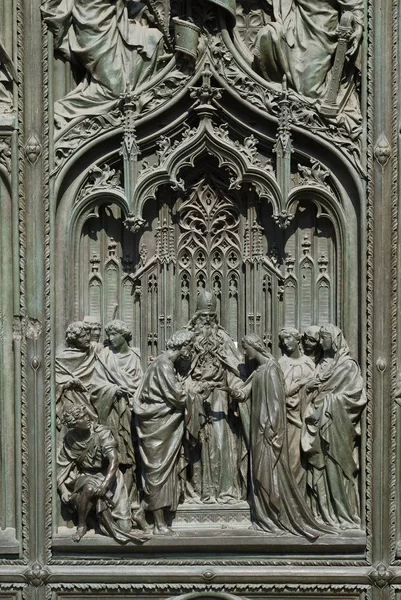 Matrimonio Virgen María Detalle Puerta Principal Bronce Catedral Milán Duomo — Foto de Stock