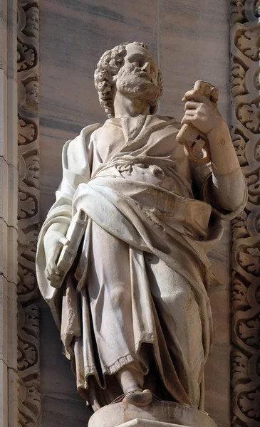 Posąg Świętego Piotra Fasadzie Katedry Mediolanie Duomo Santa Maria Nascente — Zdjęcie stockowe